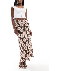 Wednesday's Girl - Jupe longueur mollet coupée en biais - fleuri - Lyst