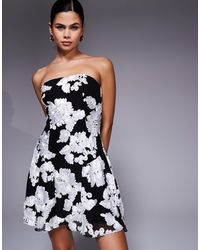 Kaiia - Exclusivité - - robe courte bandeau à fleurs texturées - noir et blanc - Lyst