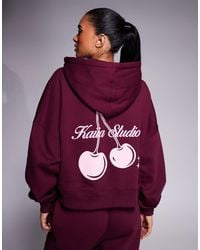 Kaiia - Studio - sweat à capuche d'ensemble oversize zippé en coton majoritaire à imprimé cerise au dos - bordeaux et rose - Lyst