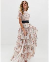 Needle & Thread Robe longue à fleurs et volants avec taille contrastante - Rose quartz