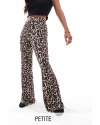 Only Petite - – gerippte schlaghose mit leopardenmuster - Lyst