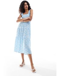 Vero Moda - Vestito midi con spalline sottili arricciato azzurro a fiori - Lyst