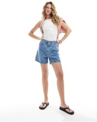 ASOS - Pantalones Cortos Vaqueros Dad Azul Depurado Con Cincha Trasera De - Lyst