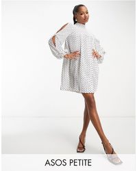 ASOS - Asos design petite - robe à pois courte coupe trapèze à plis avec manches fendues et col montant - noir et blanc - Lyst
