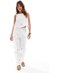 ASOS - Vaqueros Mom Blancos Holgados De Talle Alto Con Bordado Floral De (Parte De Un Conjunto) - Lyst