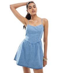 Hollister - Mouwloze Denim Mini Jurk Met Verlaagde Taille En Gestrikte Achterkant - Lyst