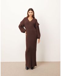 ARRANGE - Robe longue en maille côtelée à col en v avec épaules détaillées - chocolat - Lyst