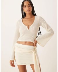 ASOS - Top d'ensemble texturé à col v et manches évasées avec finition dorée - crème - Lyst