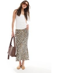 New Look - Jupe mi-longue coupée en biais à imprimé léopard - Lyst