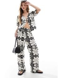 4th & Reckless - Pantalones Playeros Negros Y Blancos Con Estampado Floral Y Lazada En La Cintura De Mezcla De Lino De (Parte De Un Conjunto) - Lyst