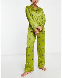 Chelsea Peers - Premium Pyjamaset Van Satijn Met Top Met Knopen En Broek Met Bijenprint - Lyst