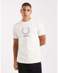 Fred Perry - Camiseta Con Estampado Gráfico Delineado De Corona De Laurel De -Blanco - Lyst