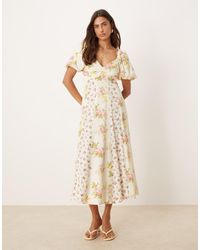 Nobody's Child - Vestido Midi Color Crema De Estilo Mesonera Con Estampado Floral Dividido Peony De -Blanco - Lyst