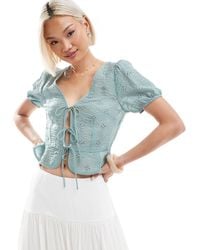 Stradivarius - Blouse courte avec manches bouffantes et liens noués à l'avant - kaki - Lyst