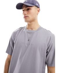 Abercrombie & Fitch - Camiseta gris medio con logo central en relieve - Lyst