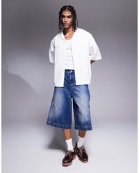 ASOS - Pantalones Cortos Vaqueros De Corte Alargado Con Lavado Azul Medio Y Costuras Retorcidas De - Lyst