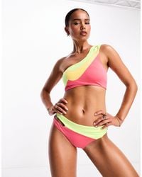 Nike - – icon swoosh – asymmetrisches bikinioberteil mit blockfarbendesign - Lyst