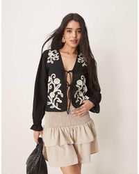 Vila - Blouse Met Contrasterende Geborduurde Bloemen En Gestrikte Voorkant - Lyst