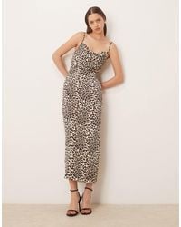 Vila - Robe longue en satin à col bénitier et imprimé léopard - Lyst