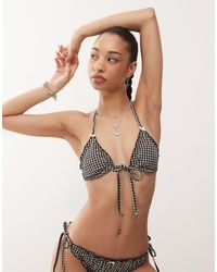 Reclaimed (vintage) - Triangel-Bikinitopje Van Seersuckerstof Met Gestrikte Voorkant, Ruches En Gingham Ruit - Lyst