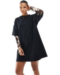 ASOS - – kurzes 2-in-1-t-shirt-kleid mit kuhfellmuster-ärmeln - Lyst