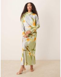 ASOS - – hochgeschlossenes, asymmetrisch geschnittenes satin-maxikleid mit gelbem blumenmuster und ärmeldetail - Lyst