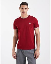 Fred Perry - T-Shirt Rossa Con Doppia Riga A Contrasto E Logo - Lyst