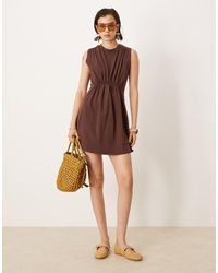 ASOS - Vestido Corto Marrón Con Detalle Fruncido Y Cuello Alto Sin Mangas De - Lyst