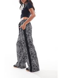 ASOS - Pantalones monocromáticos sin cierres con estampado y panel en contraste - Lyst