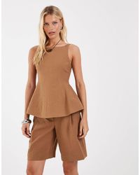 Object - Top d'ensemble ajusté effet froissé avec ourlet à basque et liens noués dans le dos - camel - Lyst