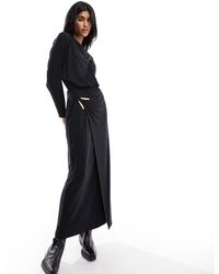ASOS - Vestido largo negro con cuello alto y falda cruzada con detalle - Lyst
