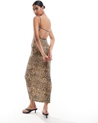 Bershka - Vestito lungo leopardato con finiture a contrasto e spalline sottili - Lyst