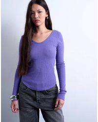 TOPSHOP - Top A Maniche Lunghe A Coste Con Fondo Arrotondato E Scollo A V - Lyst