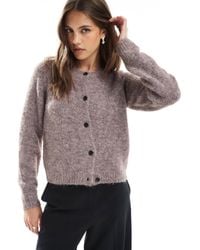 Vero Moda - Gilet en maille duveteuse douce au toucher avec col rond - fossile chiné - Lyst