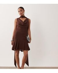Never Fully Dressed - Petite Sophie Chiffon Jurk Met Gedrapeerde Hals En Sjaaldetail - Lyst