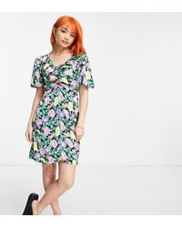New Look - Vestido Corto Negro Con Mangas Abullonadas, Parte Delantera Fruncida Y Estampado Floral De - Lyst