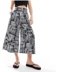 New Look - Cropped Patterned Pants - Lyst