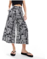New Look - Pantalones capri s con diseño estampado - Lyst