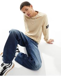 Calvin Klein - T-shirt gaufré à manches longues et logo écusson - sable - Lyst