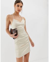 NA-KD – Satinkleid mit rückseitigem Spitzeneinsatz - Braun