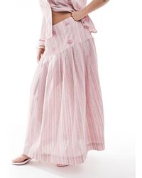 Renee Studio - Plus - exclusivité - jupe mi-longue d'ensemble plissée à rayures et strass thermocollés avec nœud sur le côté - Lyst