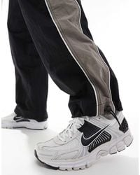 Nike - Zapatillas De Deporte Negras Y Blancas Zoom Vomero 5 De - Lyst
