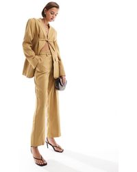 ASOS - Pantalones De Sastre Color Tostado Con Cinturón Y Detalles Sin Rematar De (Parte De Un Conjunto)-Amarillo - Lyst