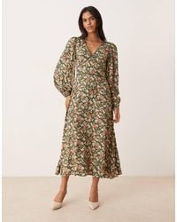 Nobody's Child - Vestido Midi Con Estampado Floral, Cuello De Pico Y Mangas Globo Remy De - Lyst