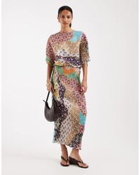 Never Fully Dressed - Vestido Largo Plisado Con Estampado Pastel Y Hombro Caído Tilly De - Lyst