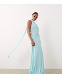 TFNC London - Maxi-Jurk Van Chiffon Met Blote Schouder En Sjaal Om De Hals - Lyst