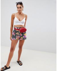 ASOS Short jupe-culotte à taille haute froncée avec imprimé à fleurs - Multicolore