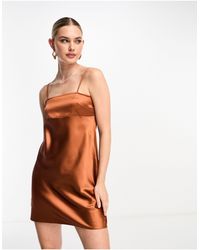 Miss Selfridge - – trägerkleid aus bronzefarbenem satin mit ziernaht - Lyst