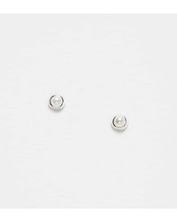 Kingsley Ryan - Pendientes De Botón De Plata De Ley Con Detalle De Perla Pequeña De -Plateado - Lyst