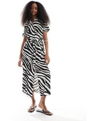 Vero Moda - – easy – lang geschnittenes hemdkleid mit zebramuster und knopfleiste - Lyst